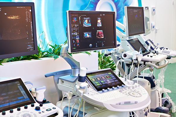 Equipos de ultrasonido médico avanzado en una clínica con monitores mostrando imágenes diagnósticas